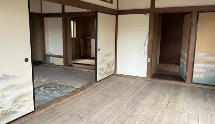 経年による古さと、床材の劣化、暗く寂しい雰囲気が漂う純和風の空間。