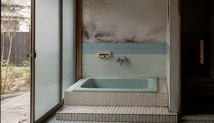 湿気による傷みが目立っていた古いタイル浴室。