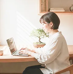 パソコンで仕事をする40代女性